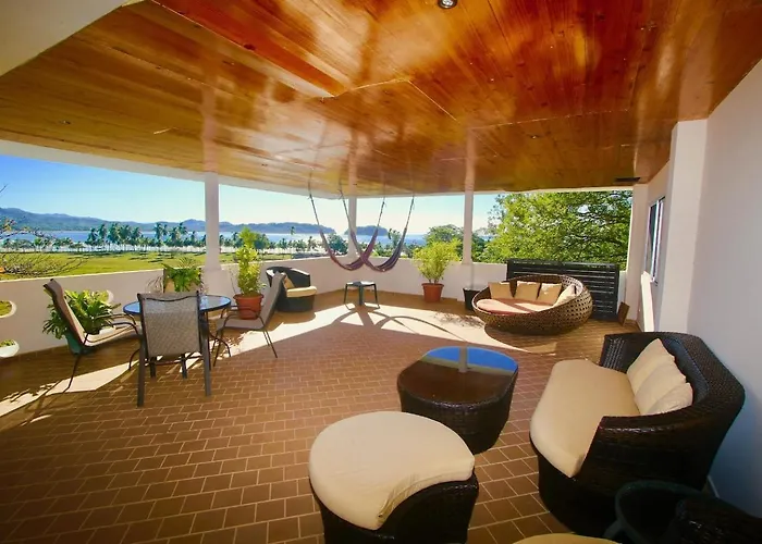Dahlia Penthouse Getaway, Stunning Views! Holiday home Samara