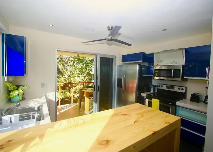 Dahlia Penthouse Getaway, Stunning Views! Holiday home