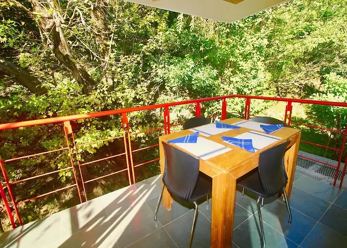 Dahlia Penthouse Getaway, Stunning Views!