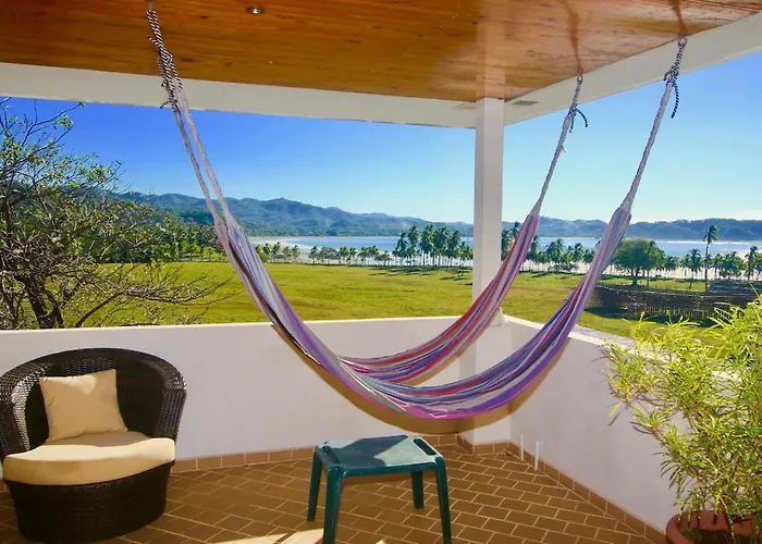 Dahlia Penthouse Getaway, Stunning Views! Holiday home
