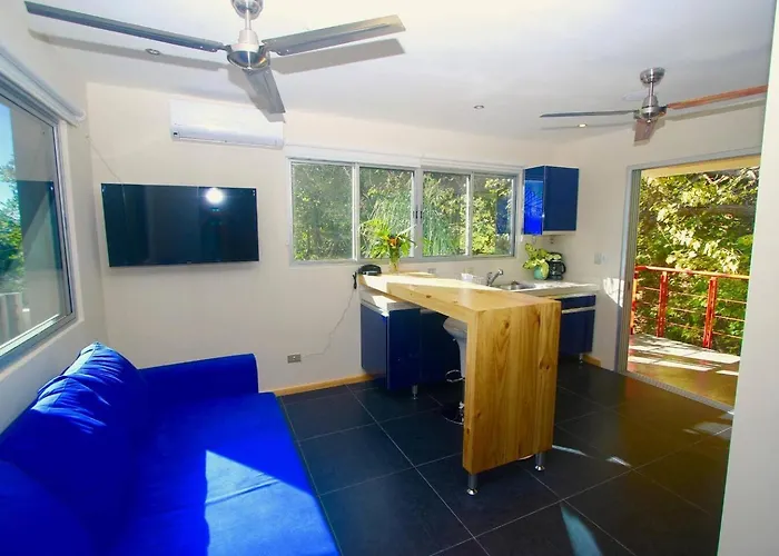 Dahlia Penthouse Getaway, Stunning Views! Holiday home